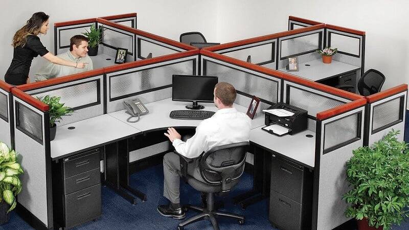 Bàn làm việc có vách ngăn bằng kính