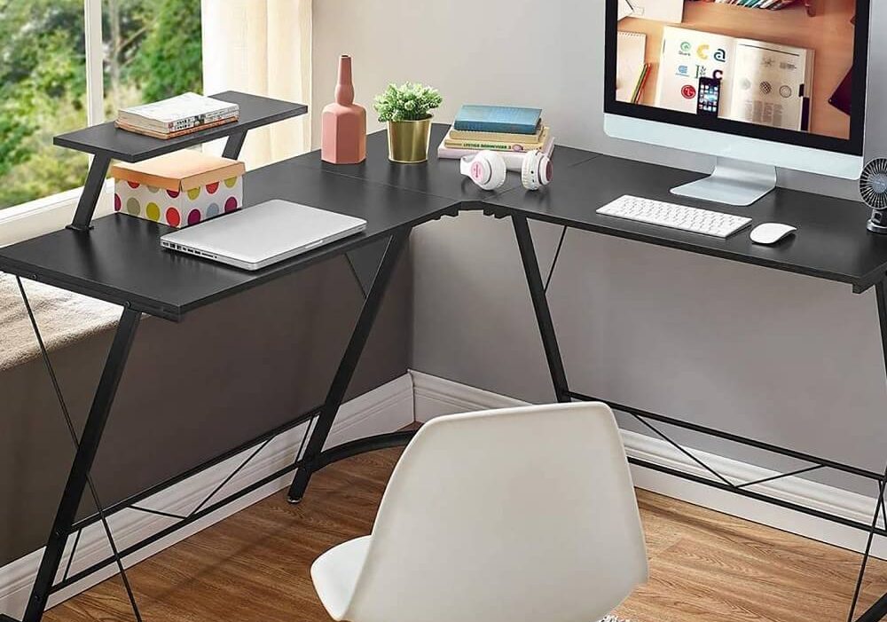 Bàn làm việc góc tường giúp tận dụng diện tích văn phòng hiệu quả