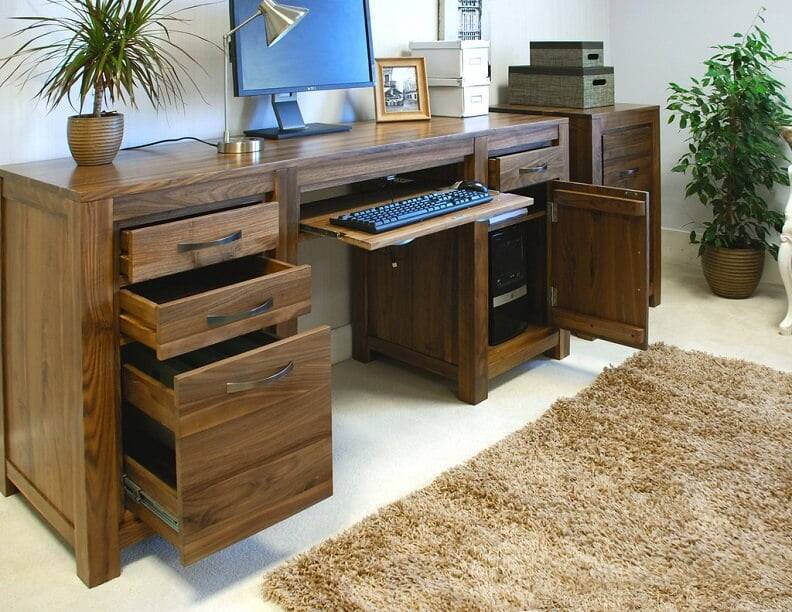 Thiết kế bàn làm việc đặt máy tính tích hợp nhiều tính năng hỗ trợ 