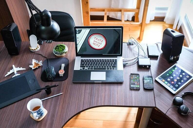 Thiết kế bàn làm việc để máy tính cạnh mở có nối với bàn phụ 