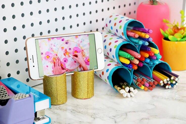Trang trí bàn làm việc bằng một ống đựng bút đẹp