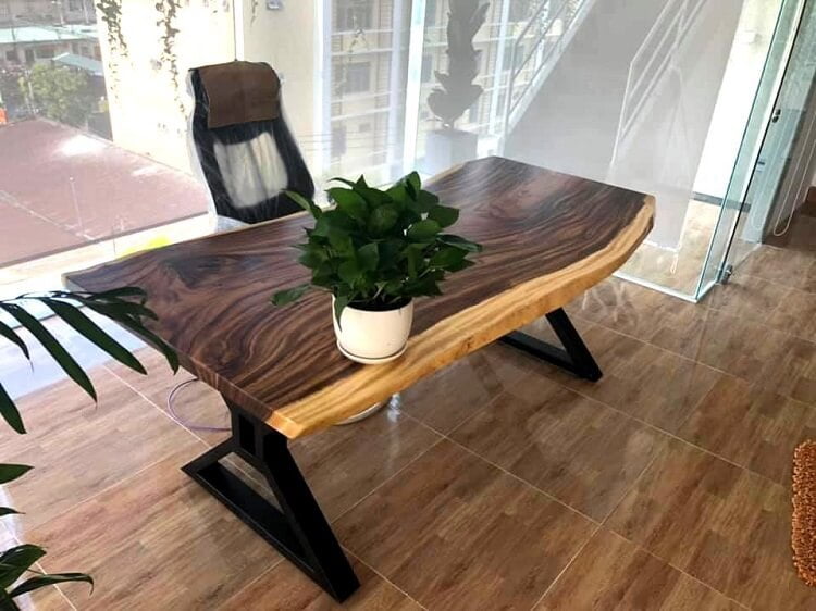 Bàn làm việc gỗ me tây, yếu tố cần thiết cho văn phòng sáng tạo