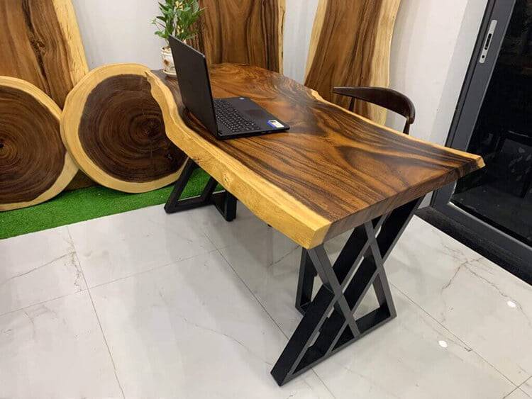 Bàn làm việc gỗ me tây gây ấn tượng về kiểu dáng