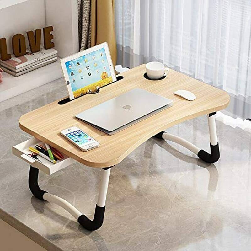 Bàn làm việc trên giường có thiết kế rất đẹp