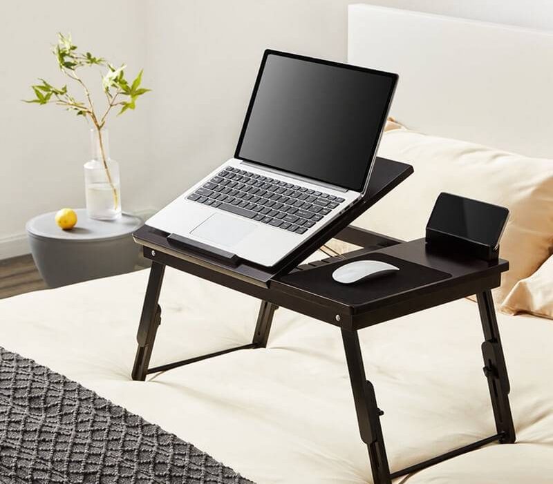 Sắm ngay bàn làm việc trên giường để work from home thoải mái hiệu quả