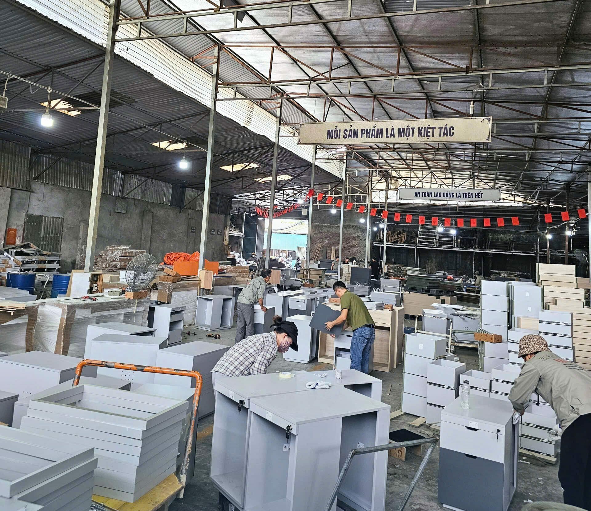 Công nhân lắp ráp nội thất trên dây chuyền sản xuất